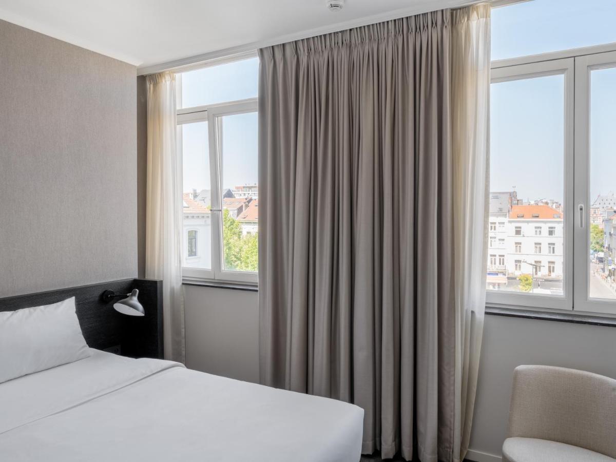 Très Grande Chambre avec Salon Séparé et Baignoire